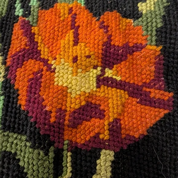 Vintage handcrafted textile art, featuring exquisite Floral hand embroidery - Picture 4 of 14